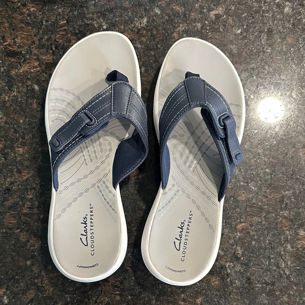 NWT Clarks Cloudsteppers Navy Flip-Flops